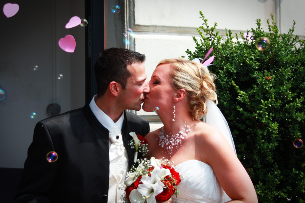 vor dem Elisenturm auf der Hardt im sonnigen Botanischen Garten